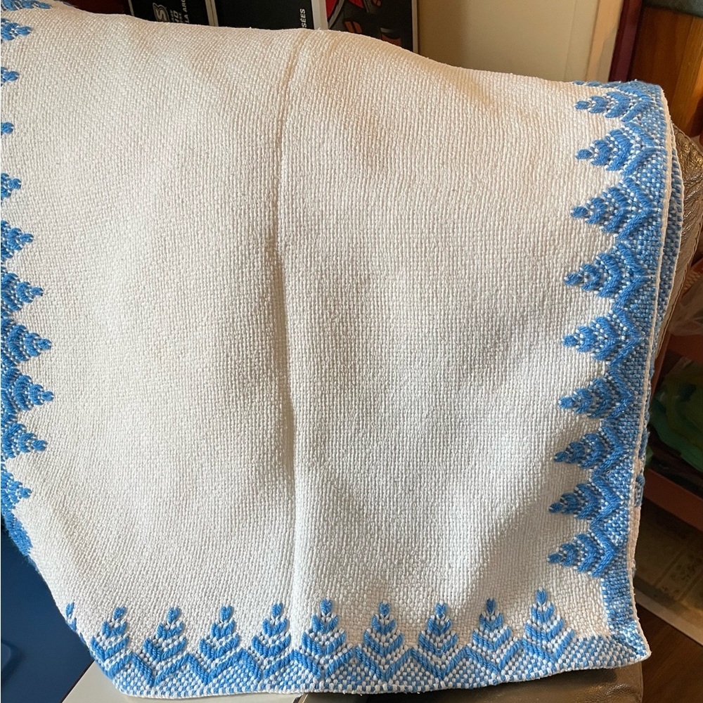 SALE! Vtg Blue White Geometric Embroidered Tablecloth Nordic Folk Art Style #612 - Picture 5 of 7